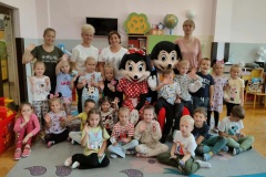 Grupa Zajączki z Dyrekcją i Myszkami Miki i Minnie.