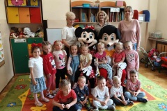 Dzieci z grupy Motylki pozują do zdjęcia z Dyrekcją i Myszkami Miki i Minnie.