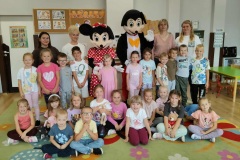 Dzieci z grupy Liski z Dyrekcją i Myszkami Miki i Minnie.