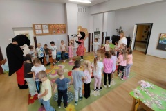 Dzieci ustawione w kole razem z myszką Minnie i Miki.