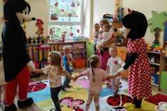 Dzieci z grupy Biedronki tańczą razem z Myszką Minie i Miki.