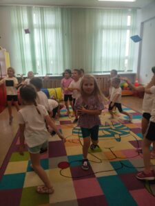 Zajączki podrzucają swoje woreczki gimnastyczne jak najwyżej, a potem starają się je złapać. Są radosne i uśmiechnięte.