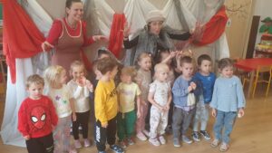 Dzieci z grupy Motylki pozują do wspólnego zdjęcia wraz z aktorkami teatralnymi.