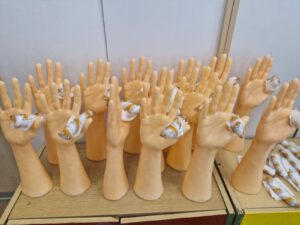 Na zdjęciu widoczne są modele dłoni do nauki bandażowania.
