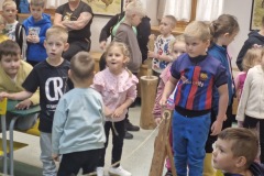 Dzieci zwiedzają salę pokazową.